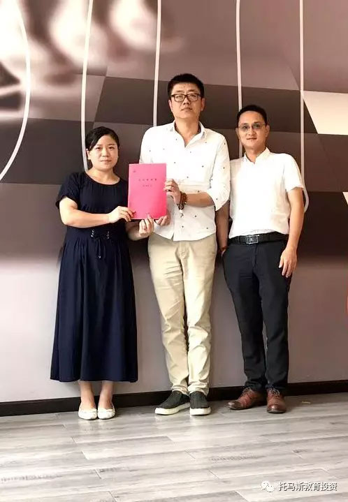 托马斯招商经理李老师(中)与投资人官女士(左)、吴先生(右)签约合影