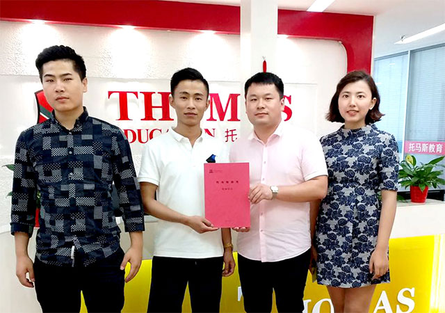 托马斯教育招商部张老师(右2)与半壁港校区投资人签约合影